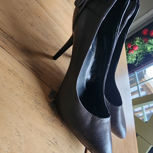 Vera Wang heels size 8 - Picture 3 of 5